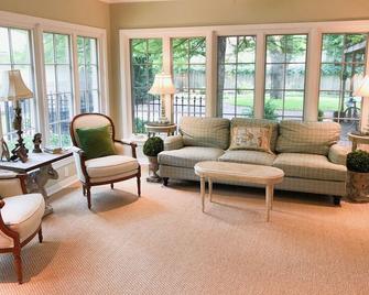 Bright, sunny, and immaculate classic Southern home in the Park Cities area! - 达拉斯 - 客厅