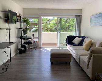 Worker’s paradise near UCLA, iMac, pool, balcony - 洛杉矶 - 客厅